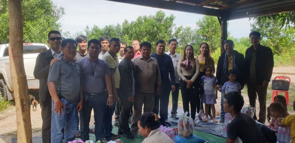 ក្រុមវិមាន ដែលរួមមាន៤អង្គភាព បាននាំយកអំណោយ ចែកជូនដល់ពុកម៉ែបងប្អូនប្រជាពលរដ្ឋជួបការខ្វះខាត ចំនួន៤០គ្រួសារ នៅភូមិ១ និង ភូមិទួលក្រឡាប់ ឃុំទំនប់រលក
